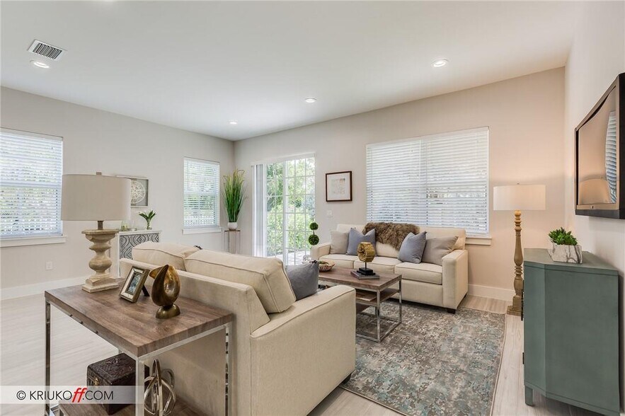 Building Photo - 637 SW 12th Ave