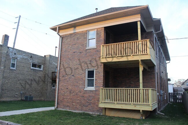 Building Photo - 2325 Roosevelt Rd