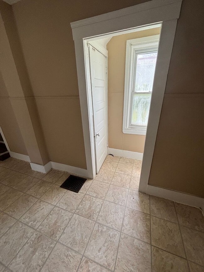 Building Photo - Section 8 welcome, 3 bedrooms 1 Bath. Spac...