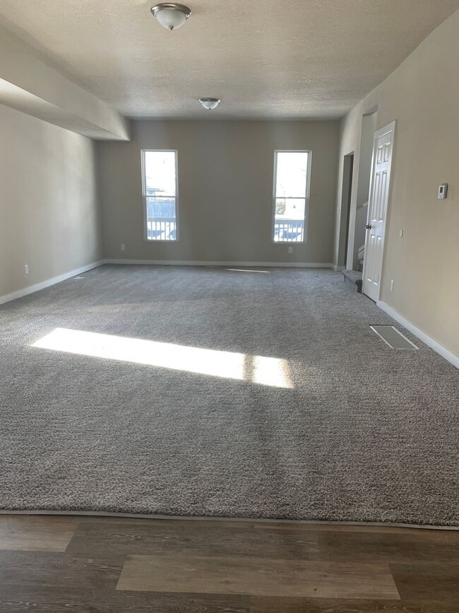 Building Photo - Fully Remodeled 4 Bedroom 2.5 Bathroom
