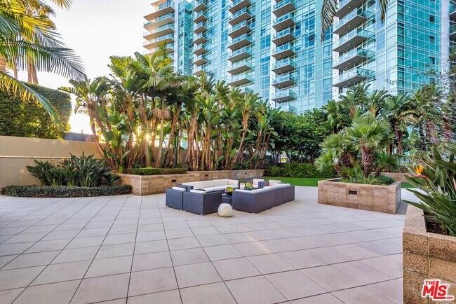 Building Photo - 13650 Marina Pointe Dr