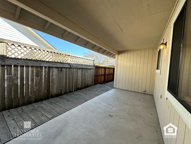 Building Photo - 2BD/2BA Duplex, Close to Downtown Sonoma!