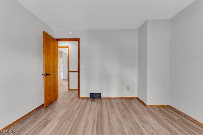 Building Photo - 1021 Larchview Dr