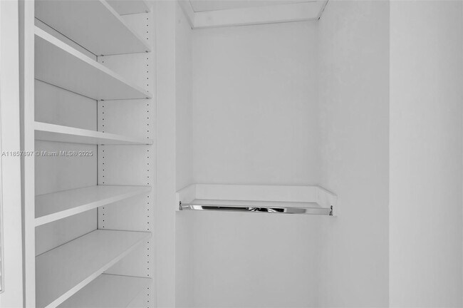 Building Photo - 848 Brickell Key Dr