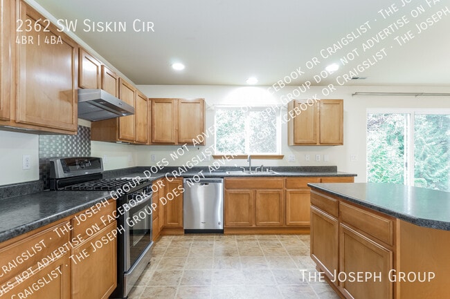 Building Photo - 2362 SW Siskin Cir