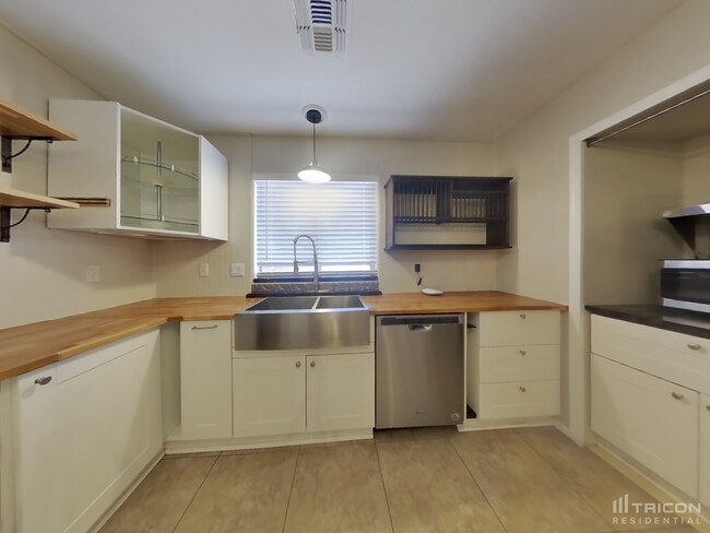 Building Photo - 43780 Elm Dr