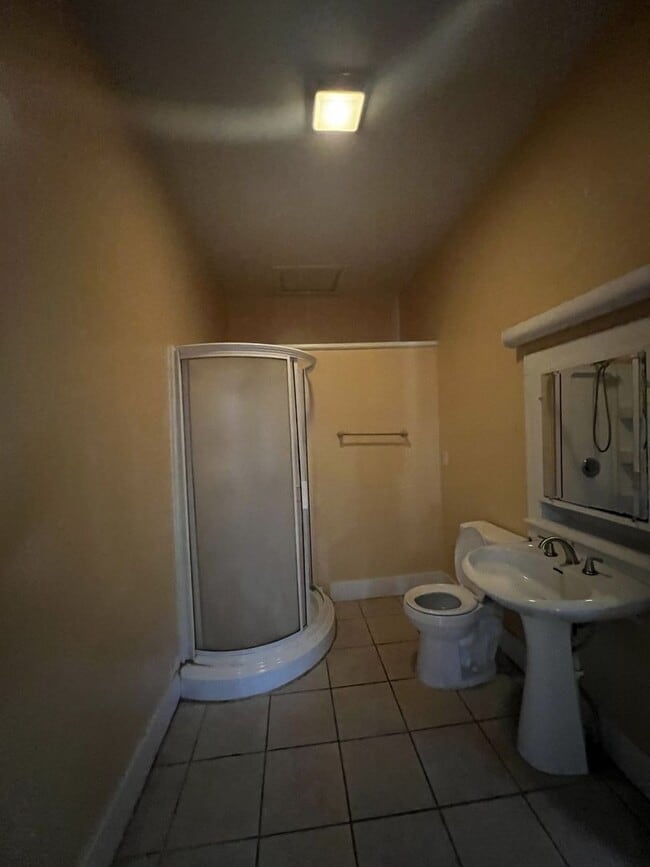 Building Photo - COMING SOON: Cute 2 Bedroom/ 2 bathroom ho...
