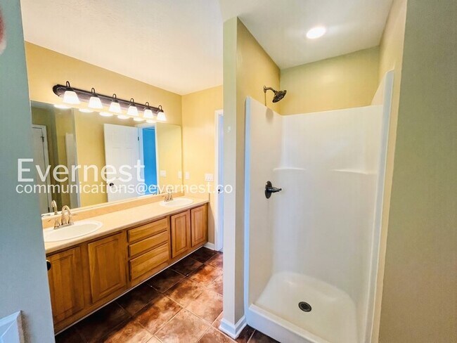 Building Photo - 3 Bed/2 Bath Home with Garage / Pet-Friendly / Vouchers Accepted / Available Now!