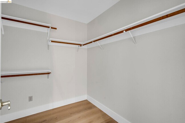 Building Photo - 5650 Edgeview Dr