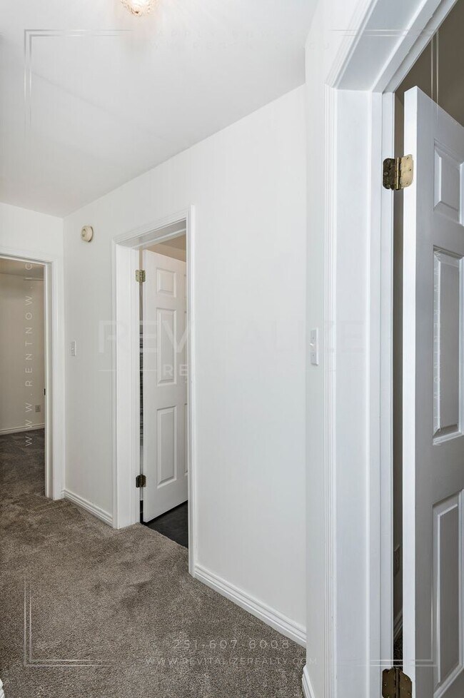 Building Photo - Charming 3-Level Home with Water Access in Daphne, AL