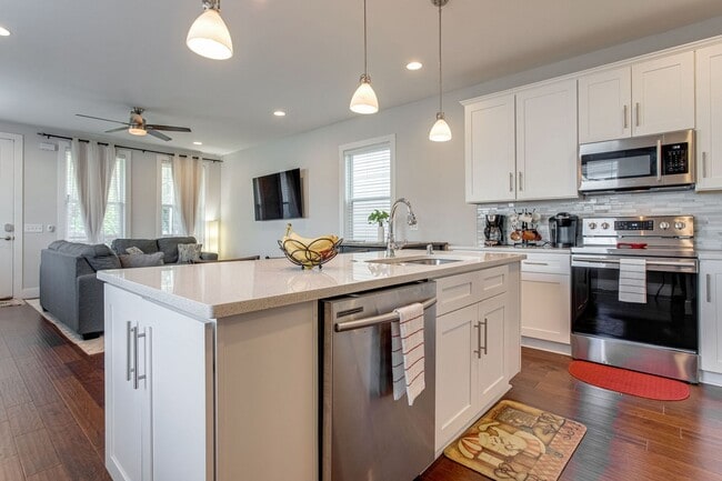 Building Photo - Available Now! 4 Bed, 3.5 Bath, Convenient...