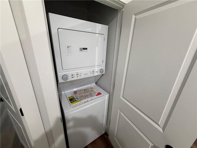 Building Photo - 1043 S Laramie Hts