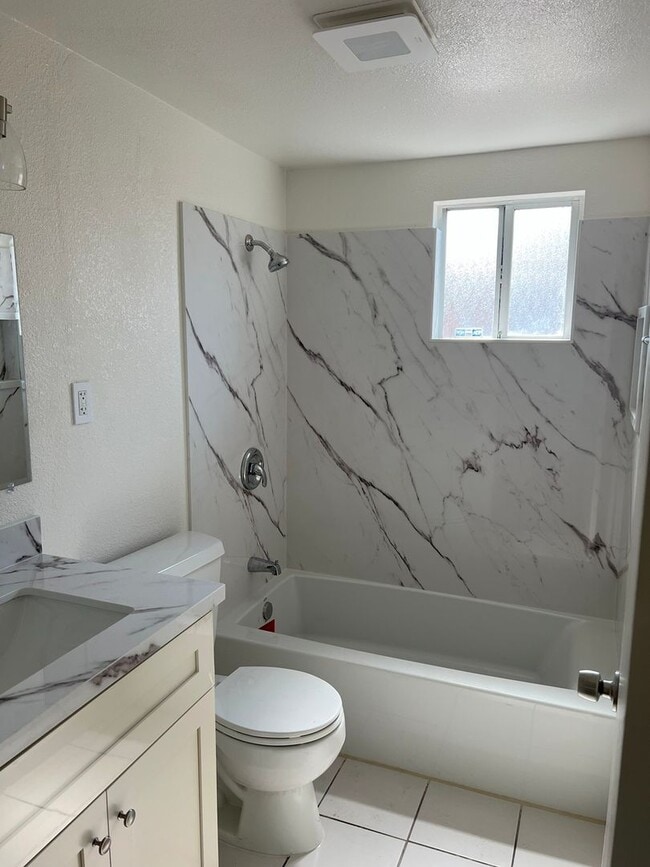 Building Photo - BEAUTIFUL CUL-DE-SAC HOME WITH LARGE PRIVA...