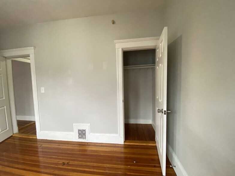 Building Photo - 19 Roseclair St