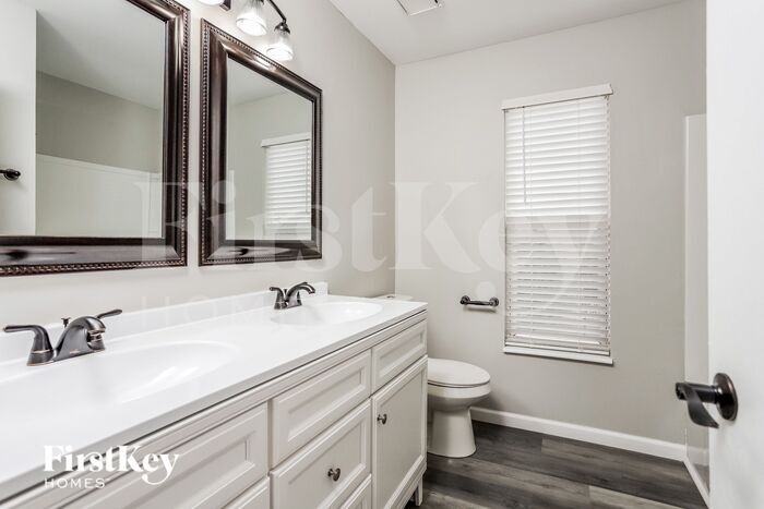 Building Photo - 215 Coachman Way