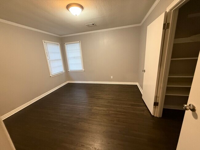 bedroom1 - 404 Holly St