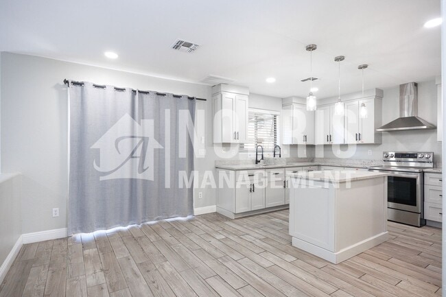 Building Photo - 1553 E Alba Dr