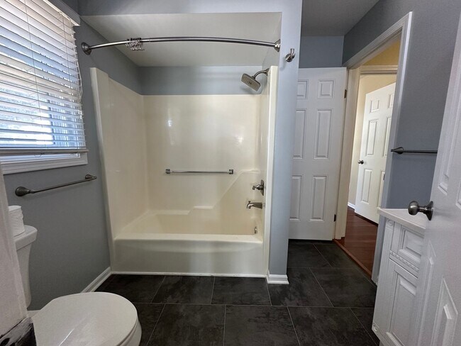 Building Photo - Adorable home on the NE side of Grand Rapids!