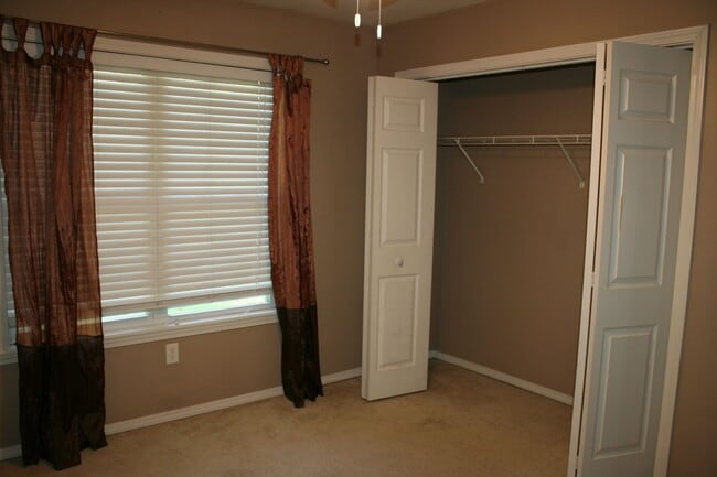 Building Photo - 3 Bedroom 2 Car Garage Duplex in Branson