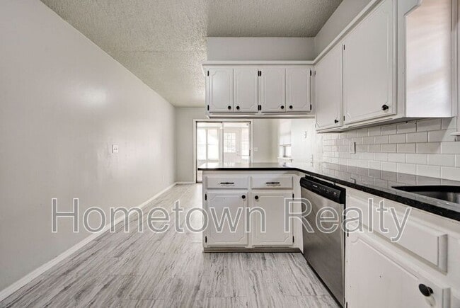 Building Photo - 605 W Clarke St