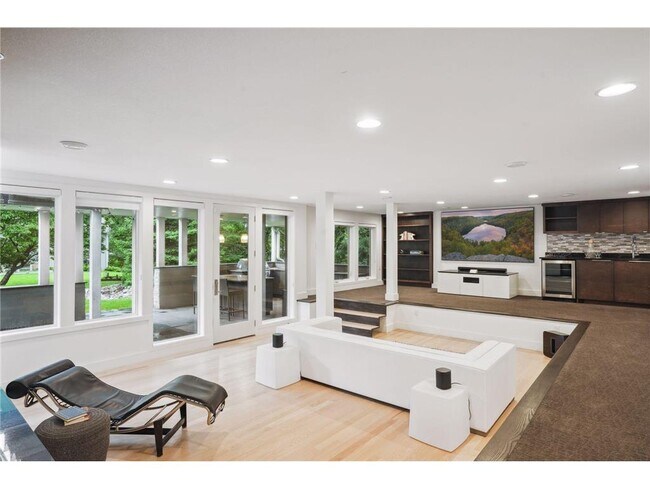 Building Photo - 209 Westwood Dr N