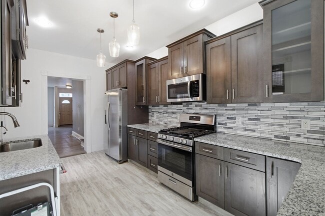Building Photo - Beautiful 3BR 1.5 Townhouse in North East Lancaster City!