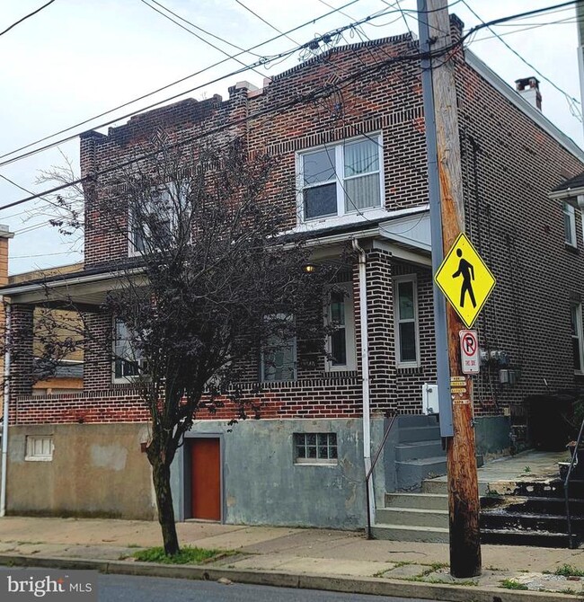 Building Photo - 1450 E 6th St