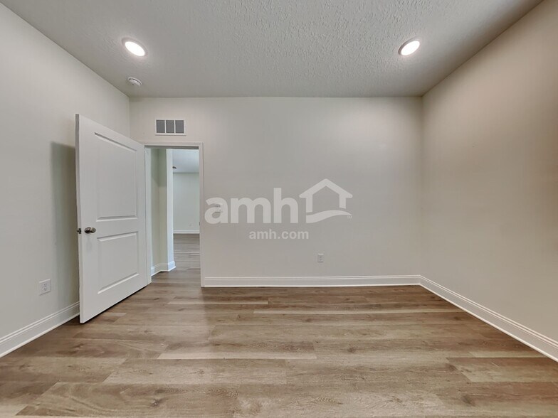 Building Photo - 11560 Bay Hl Cir