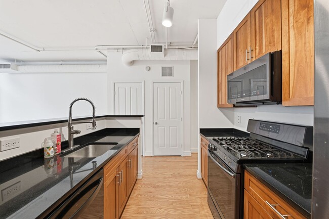 Building Photo - Experience refined urban living in this rarely available one bedroom residence in the coveted Sta...