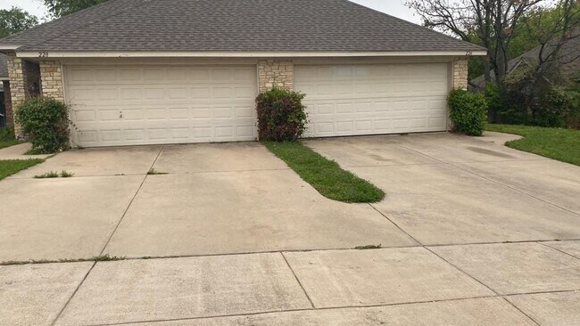 Building Photo - 410 McCarty St