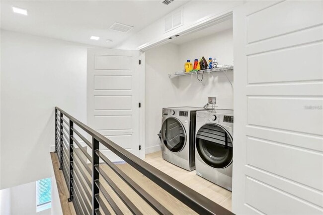 Building Photo - 212 E Pineloch Ave