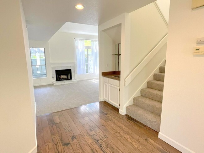 Building Photo - Wonderful Townhome In Walnut Creek Near He...