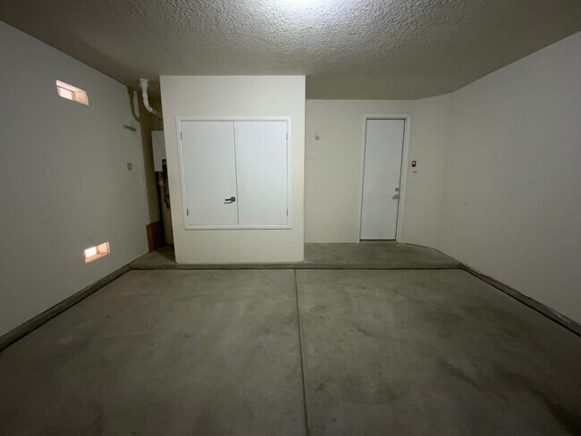 Building Photo - 3 Bedroom & An Office Luxury Home Availabl...