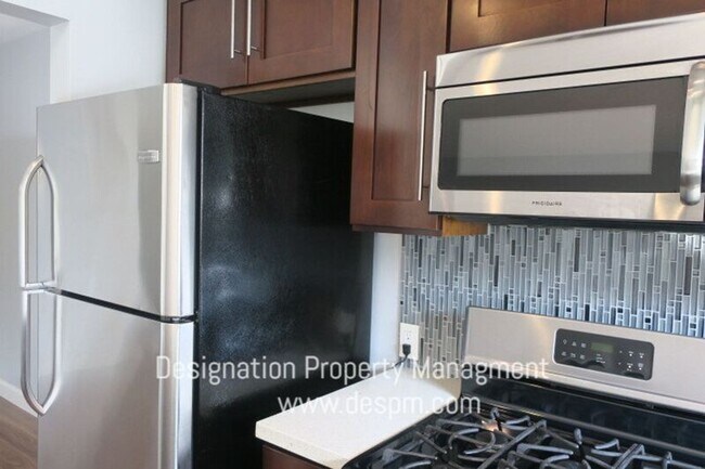 Building Photo - 7638 Hampton Ave