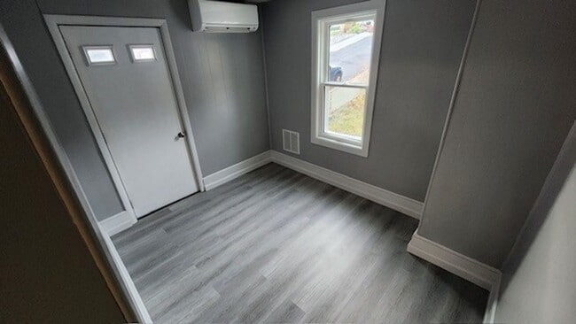 Building Photo - 3 bedroom 1 bathroom