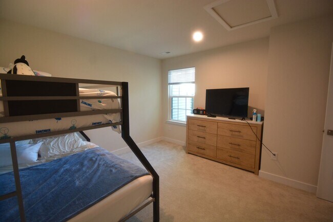 Building Photo - Beautiful and New this 4 Bedroom Townhouse
