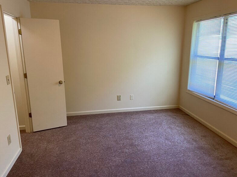 Master Bedroom - 897 Ventnor Pl SW