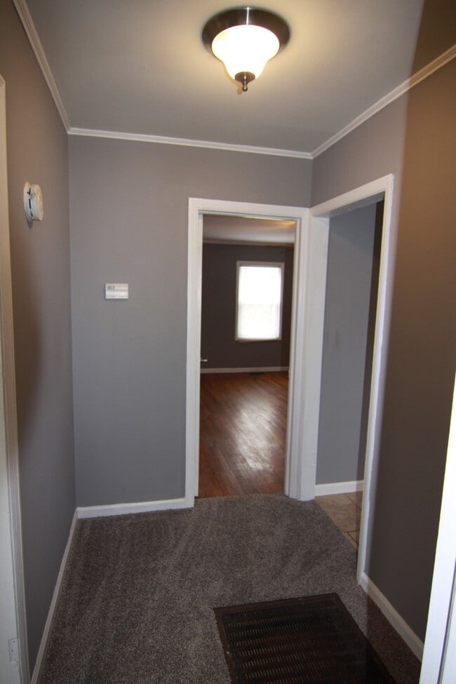 Building Photo - 2 Bedroom Pet Friendly Home For Rent!