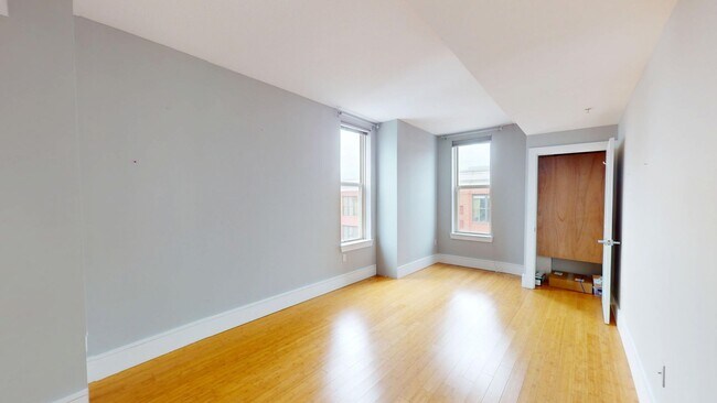 Building Photo - Chinatown 1,000 Square Foot PLUS W/Private Balcony, Fitness Center & More!