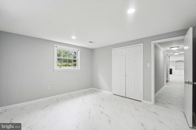 Building Photo - 9239 Vernon Dr