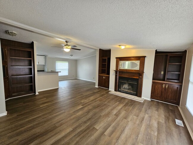 Building Photo - Renovated 3 Bedroom 2 Bath Home- Minutes from Shopping & Restaurants