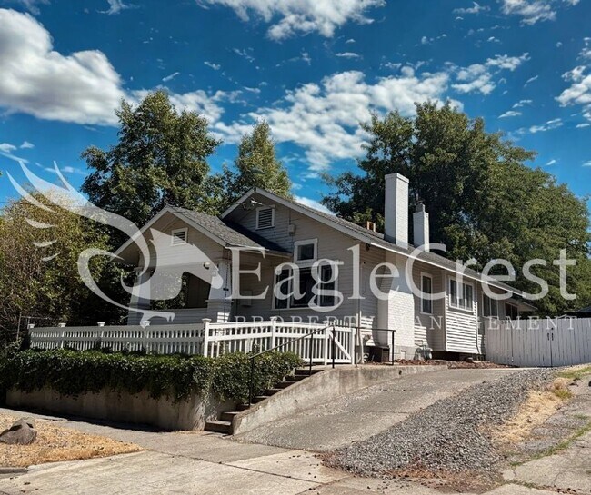 Building Photo - Beautifully Renovated Historic 3 Bedroom Home