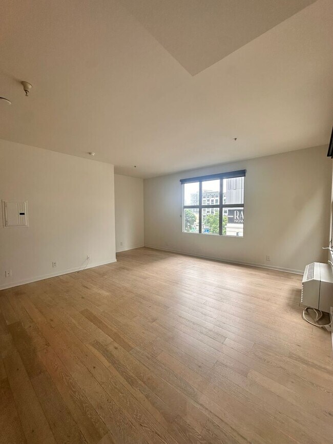 Building Photo - DOWNTOWN GEM - Two-level loft with private...