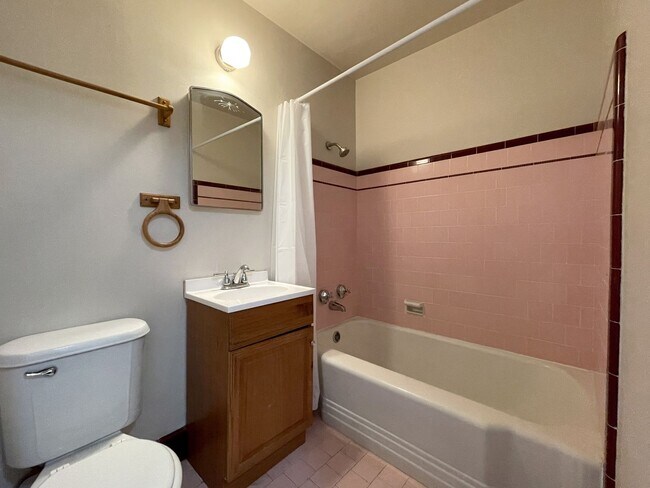 Building Photo - Charming 1 bedroom available in Woodlawn