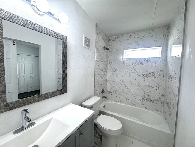 Building Photo - 1504 W 18th St