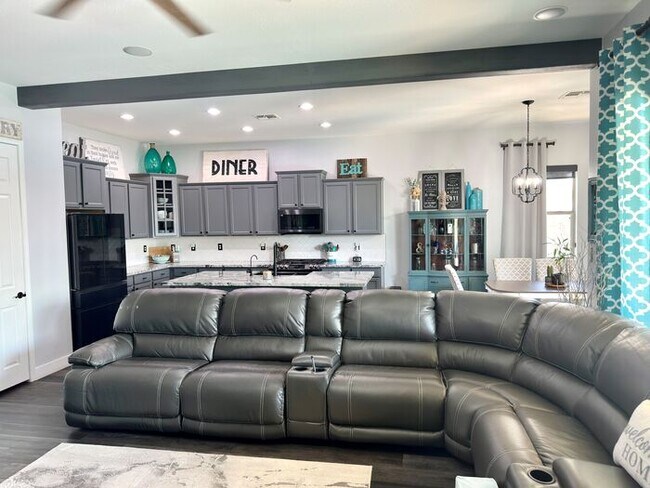 Building Photo - Estrella Mountain Ranch with Resort-style ...