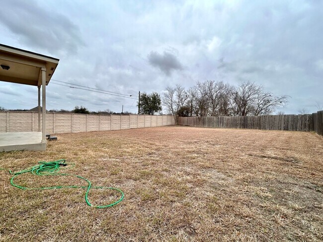 Building Photo - Charming 3/BR 2/BA  Home with Spacious Backyard