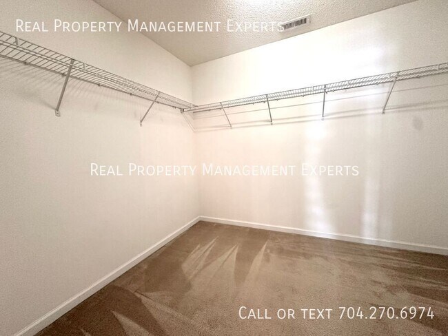 Building Photo - 10834 Glenluce Ave