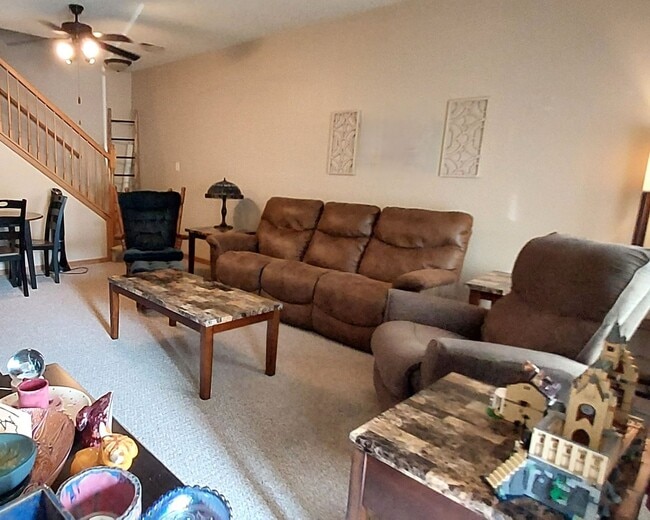 Building Photo - Nice 3 Bedroom 1.5 Bathroom Townhome in Hu...