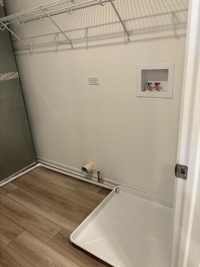 Building Photo - 450 Hathaway Ln